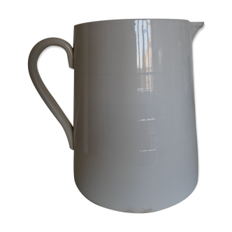 White Onnaing pitcher