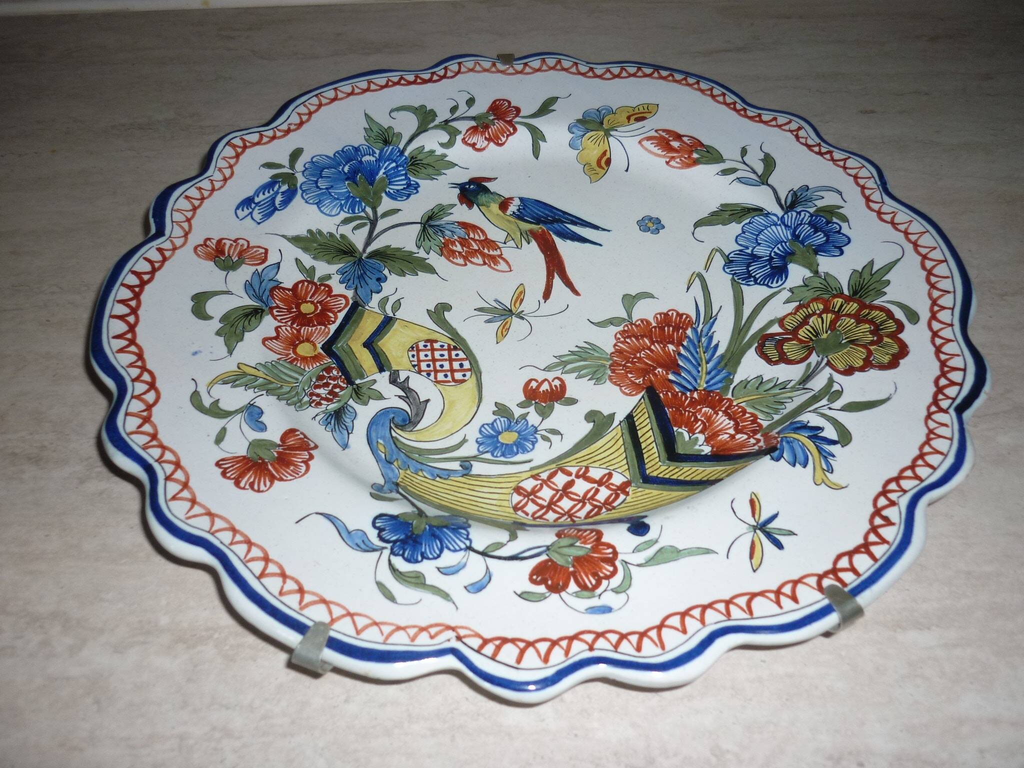 Decorative ceramic bird and cornucopia plate