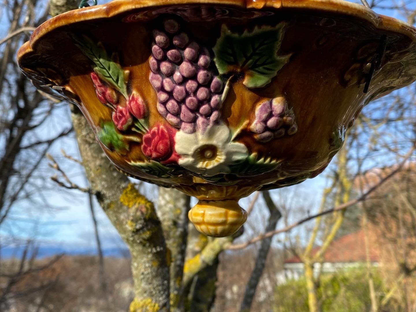 Drinking trough or floral cup in slurry