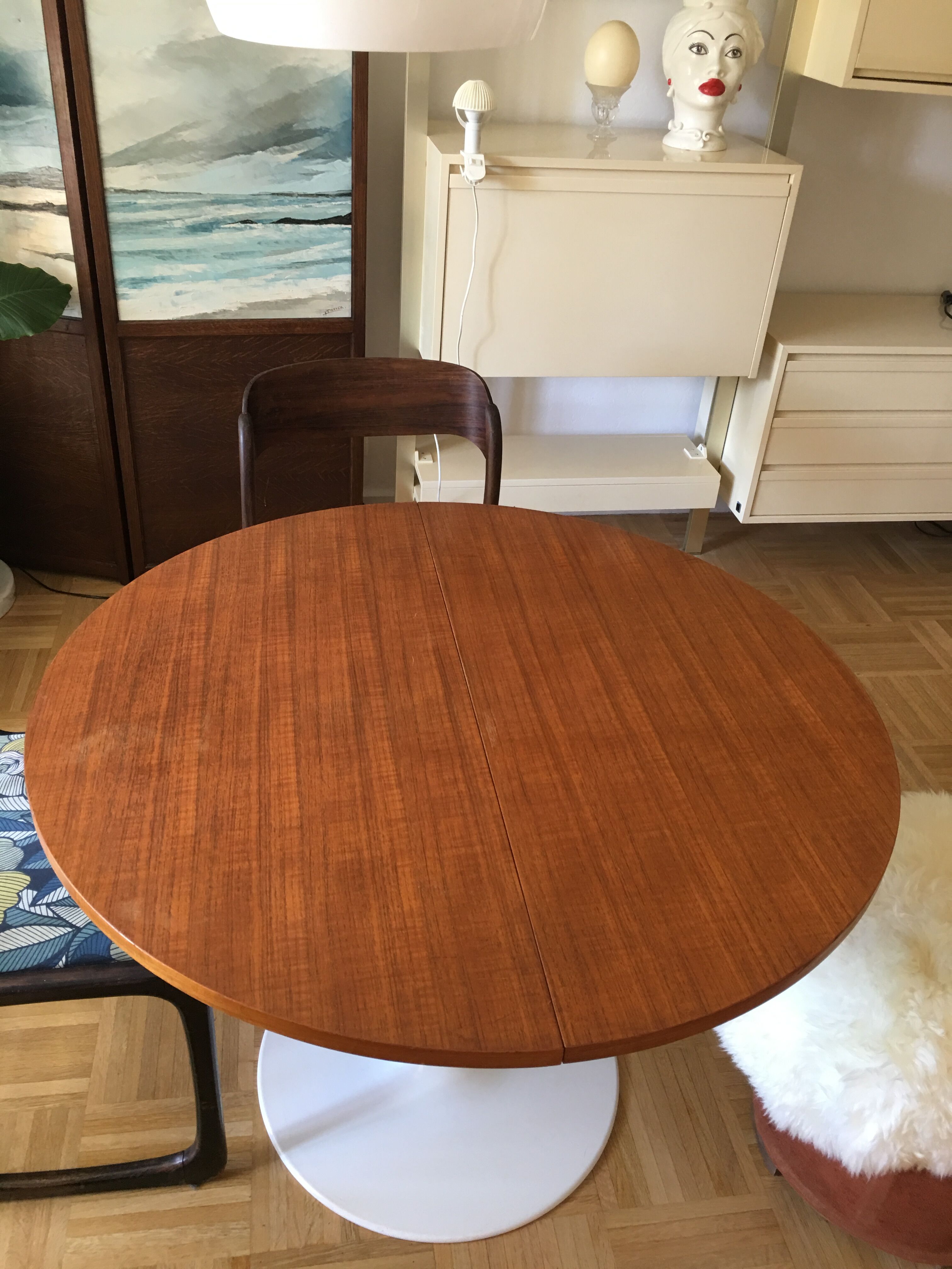 Dining table with a modular tulip foot
