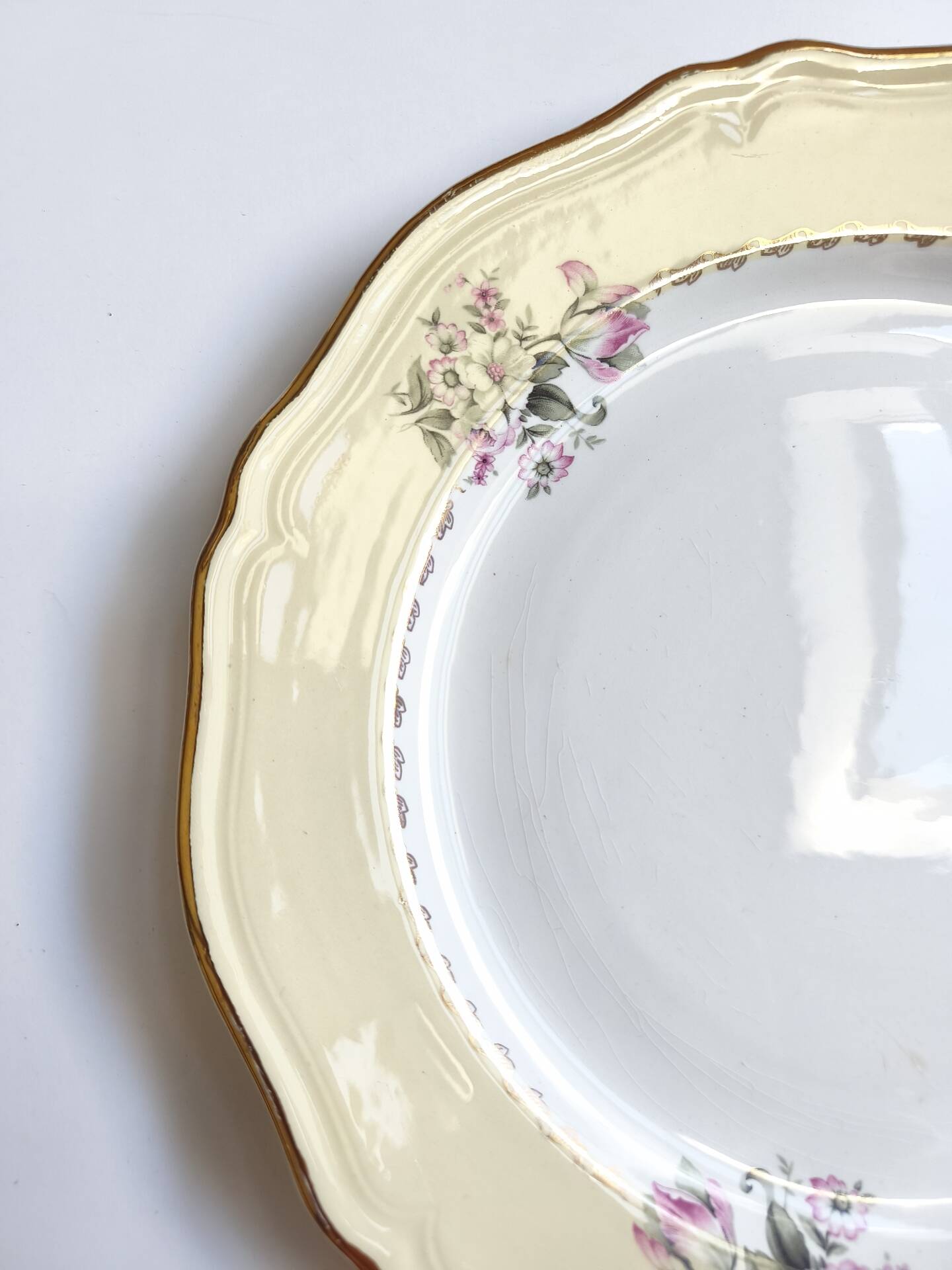Round vintage plate L'Amandinoise model Paola cream and white flowers
