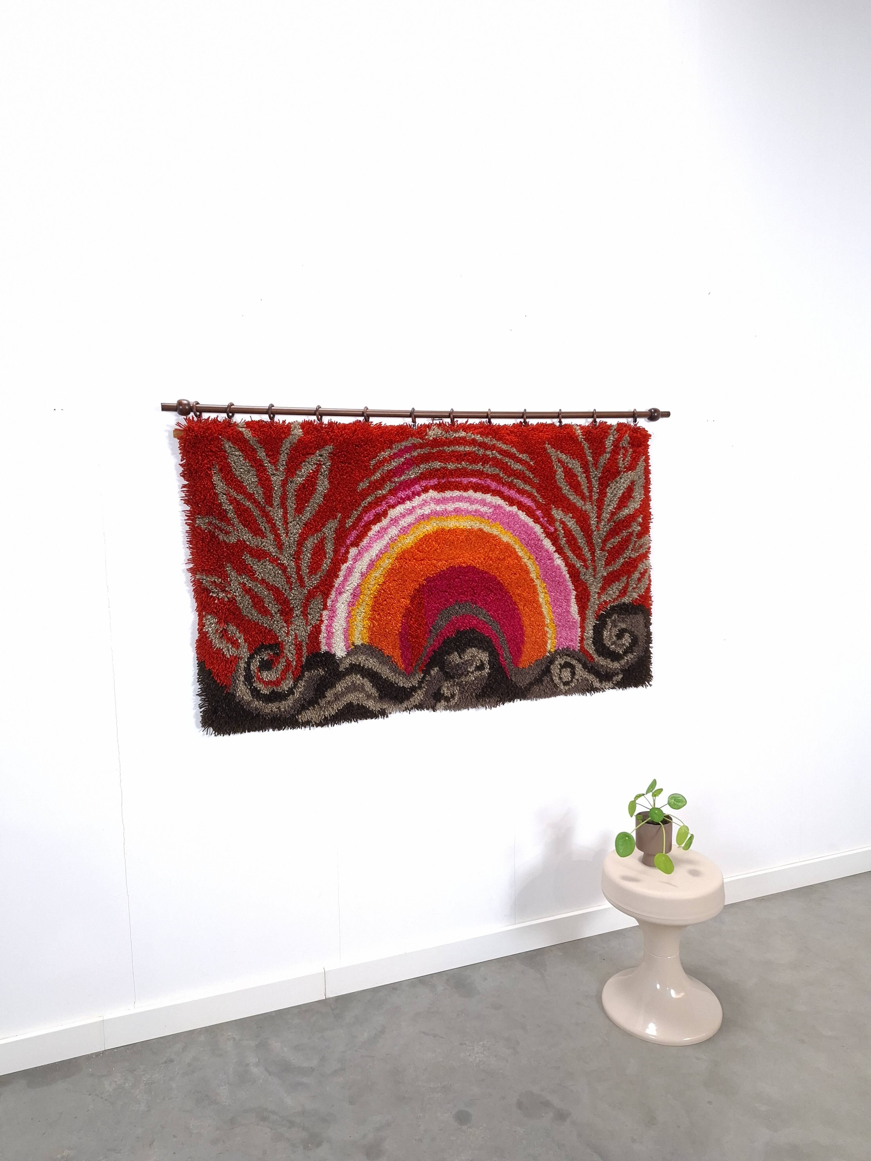Tapis mural à poils longs des années 70, coucher de soleil rouge rose.