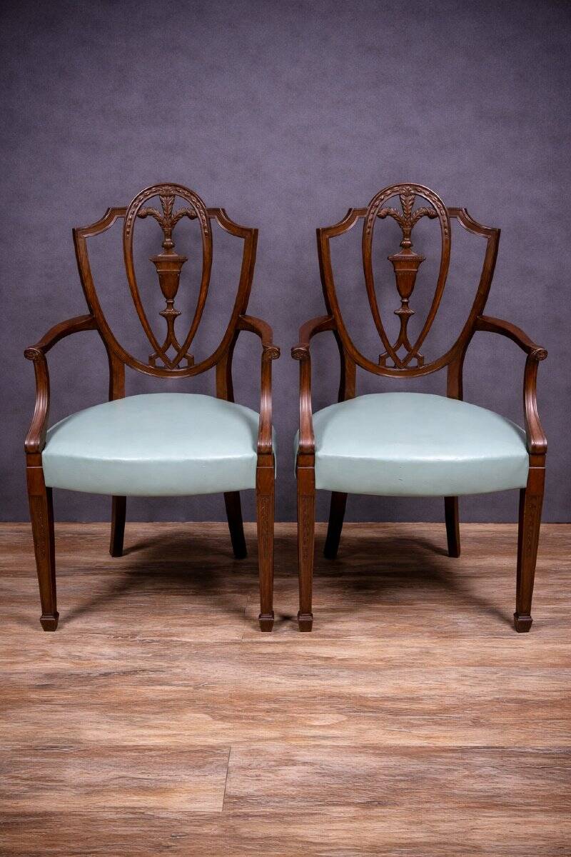 Paire de fauteuils en bois sculpté de style néoclassique, début XIXe