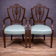 Paire de fauteuils en bois sculpté de style néoclassique, début XIXe