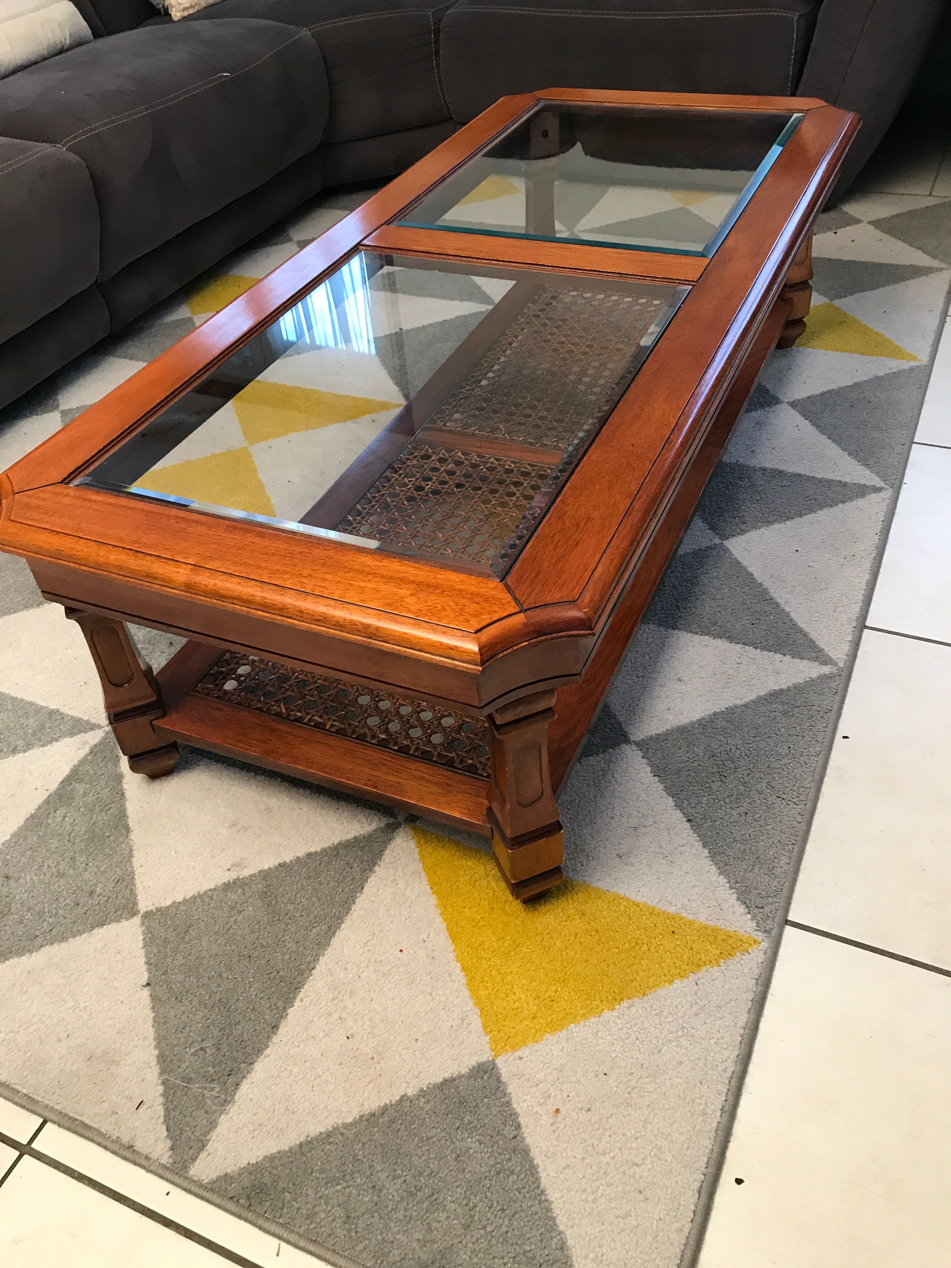Table basse en merisier plateau verre cannage
