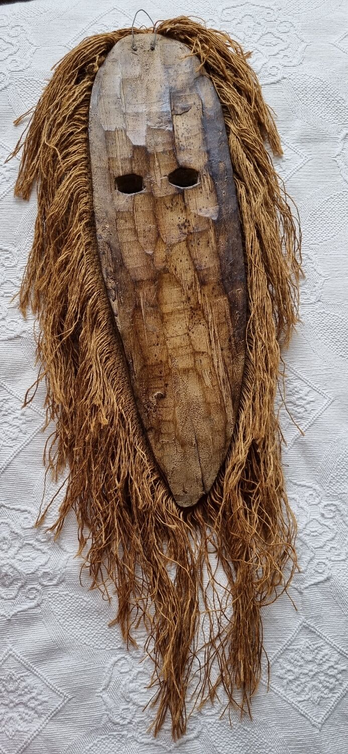 African mask in wood and rope Good condition