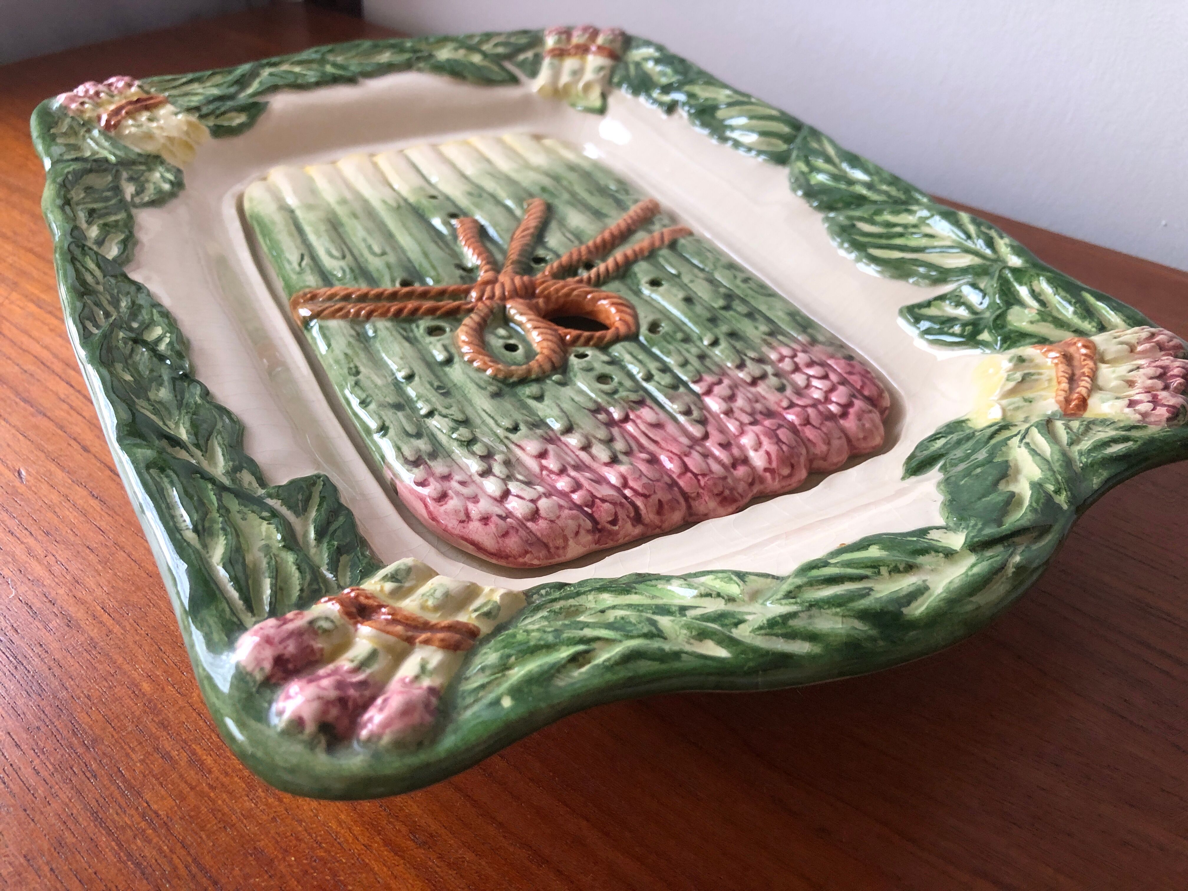 Asparagus dish with integrated drainer