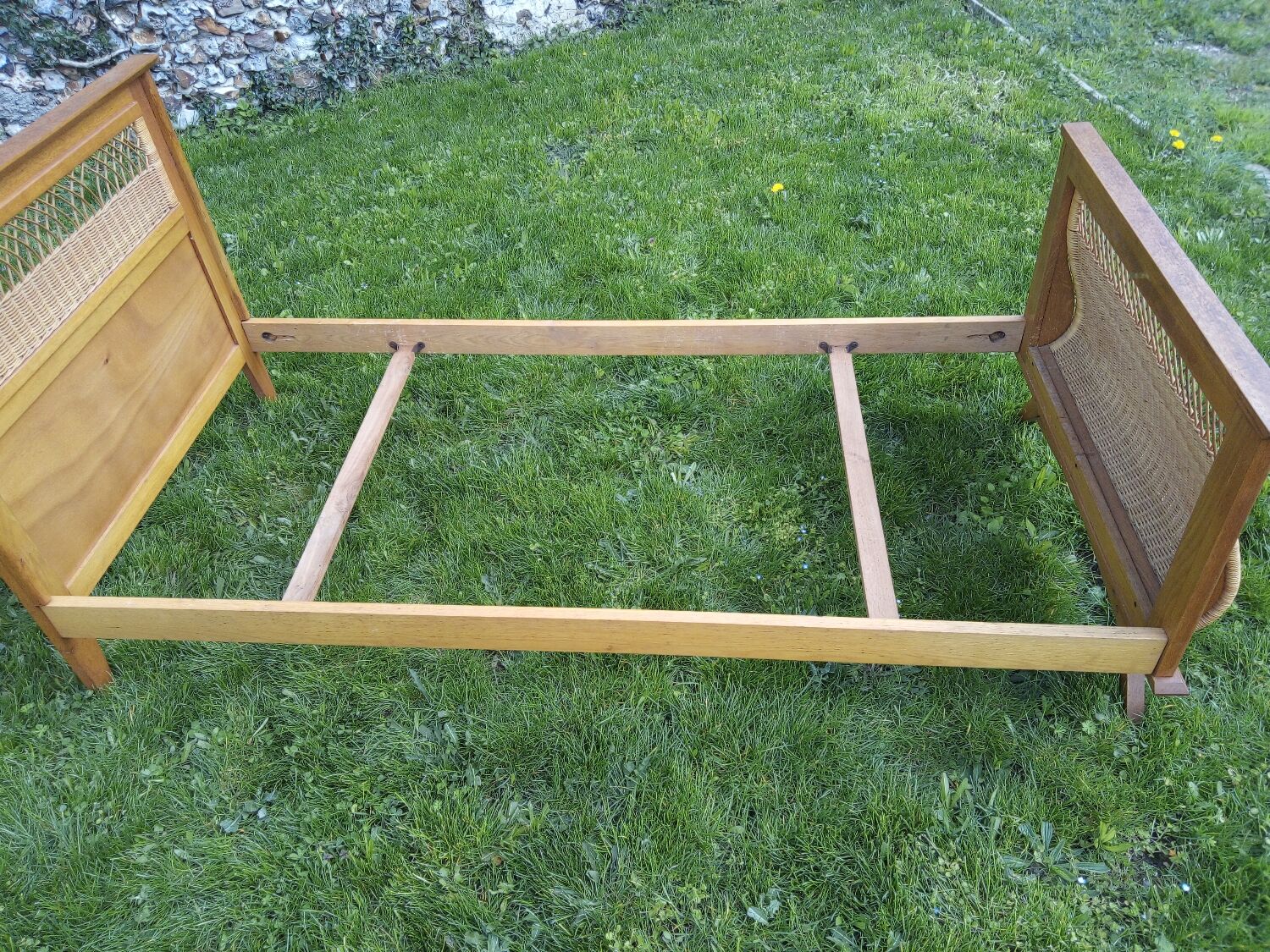 Bed 1 place wood and rattan