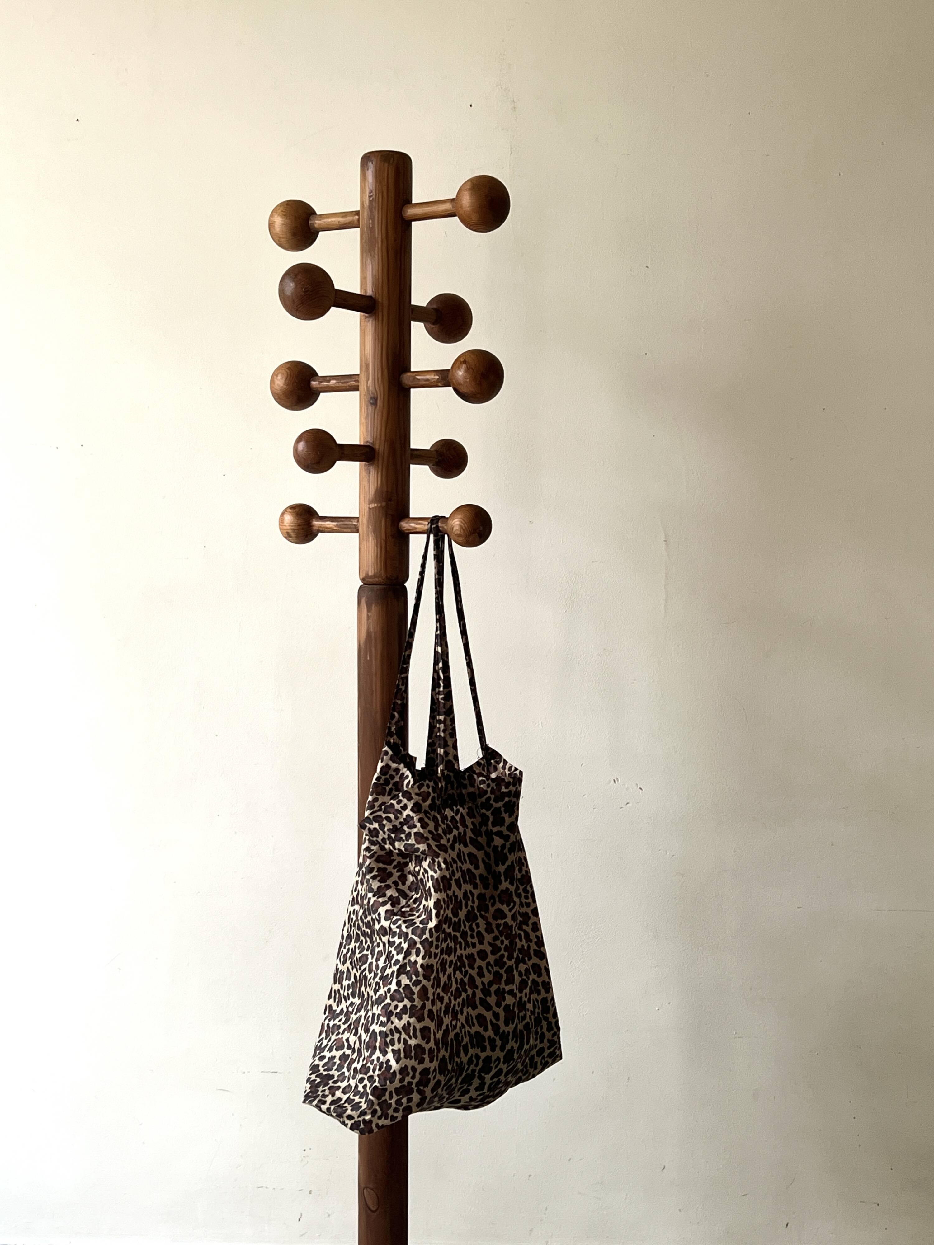Modernist coat rack on a stand and rotating in solid pine, The Arcs 1970.
