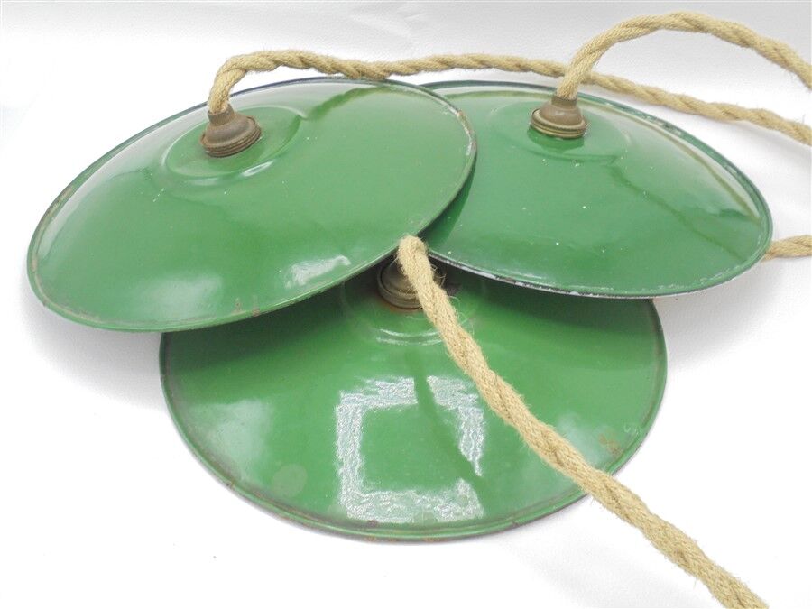 Trio of enamelled sheet metal suspensions