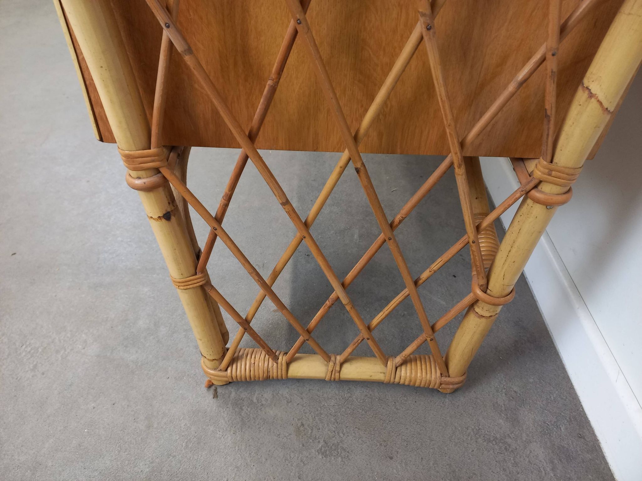 Bureau et sa chaise en rotin