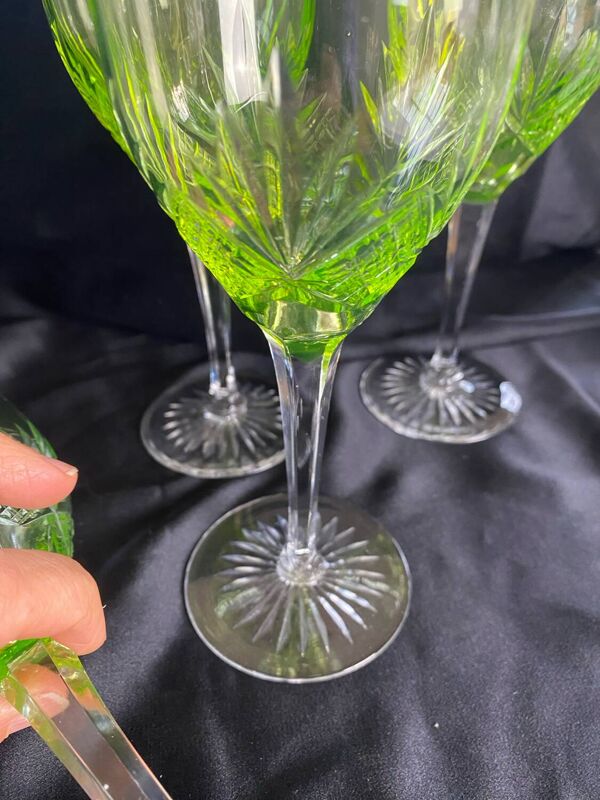 Lot de 4 verres à vin blanc en cristal taillé