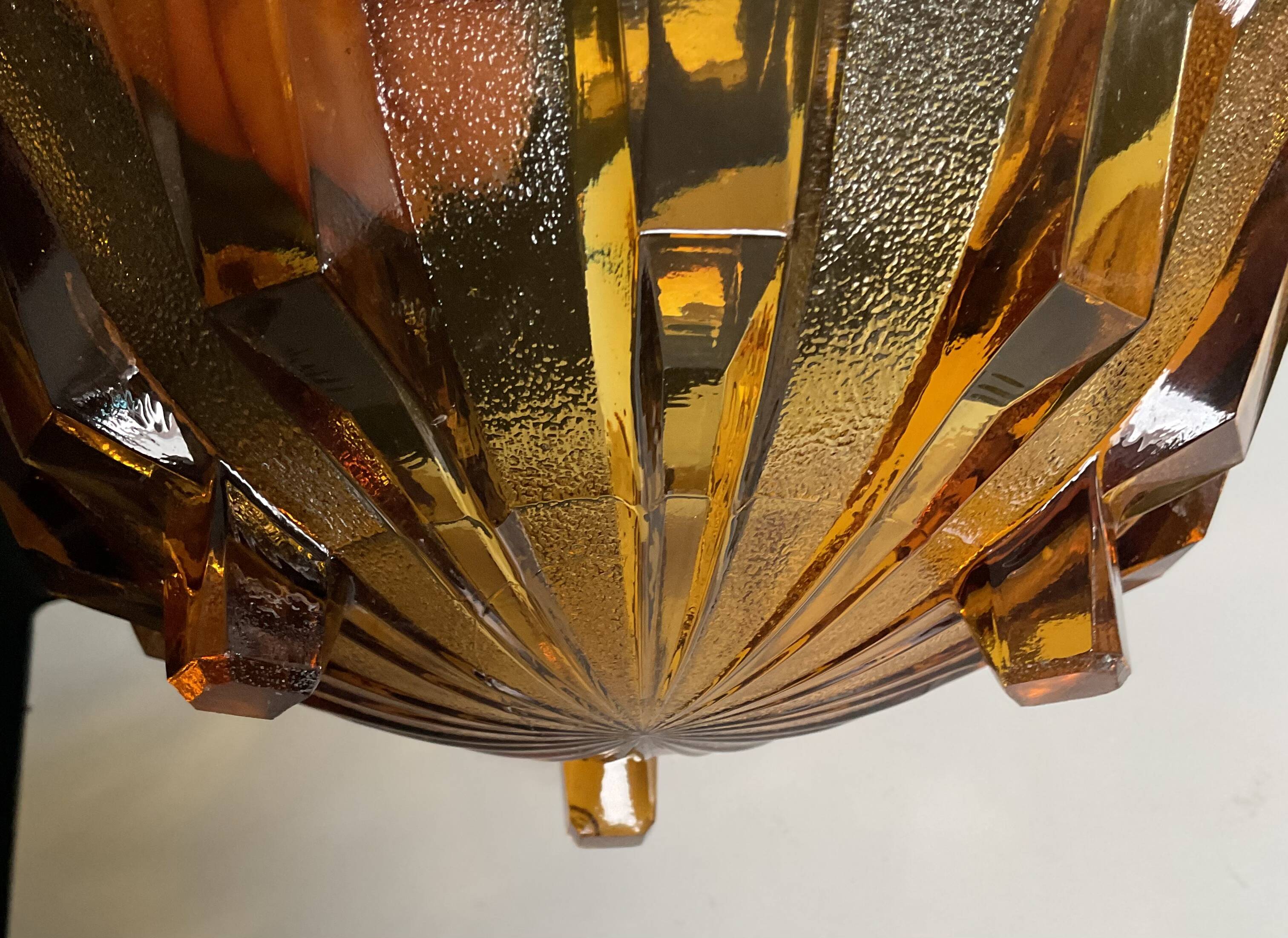 Coupe Art déco en verre ambré