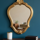 Small neo-baroque courtesy mirror with shell pediment – Patinated gilding
