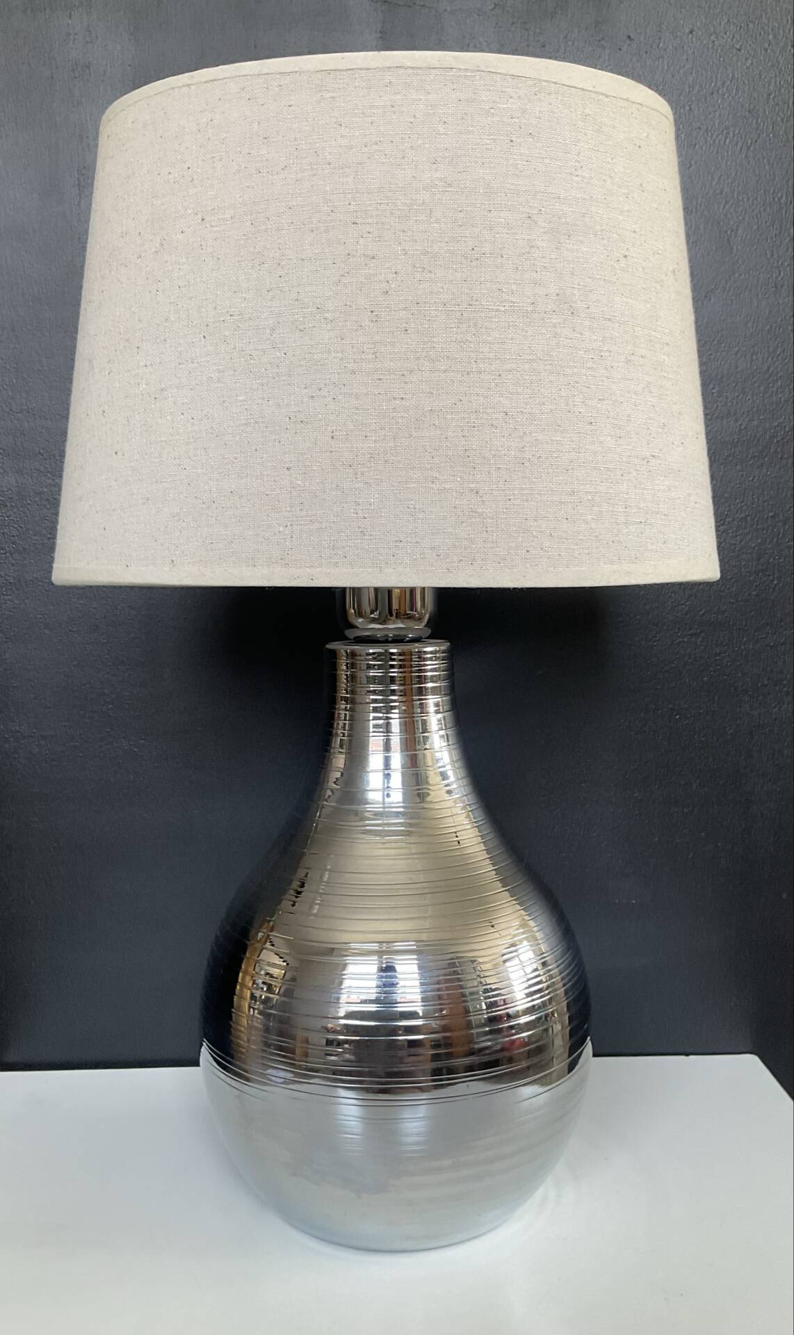 Lampe design en métal chromé