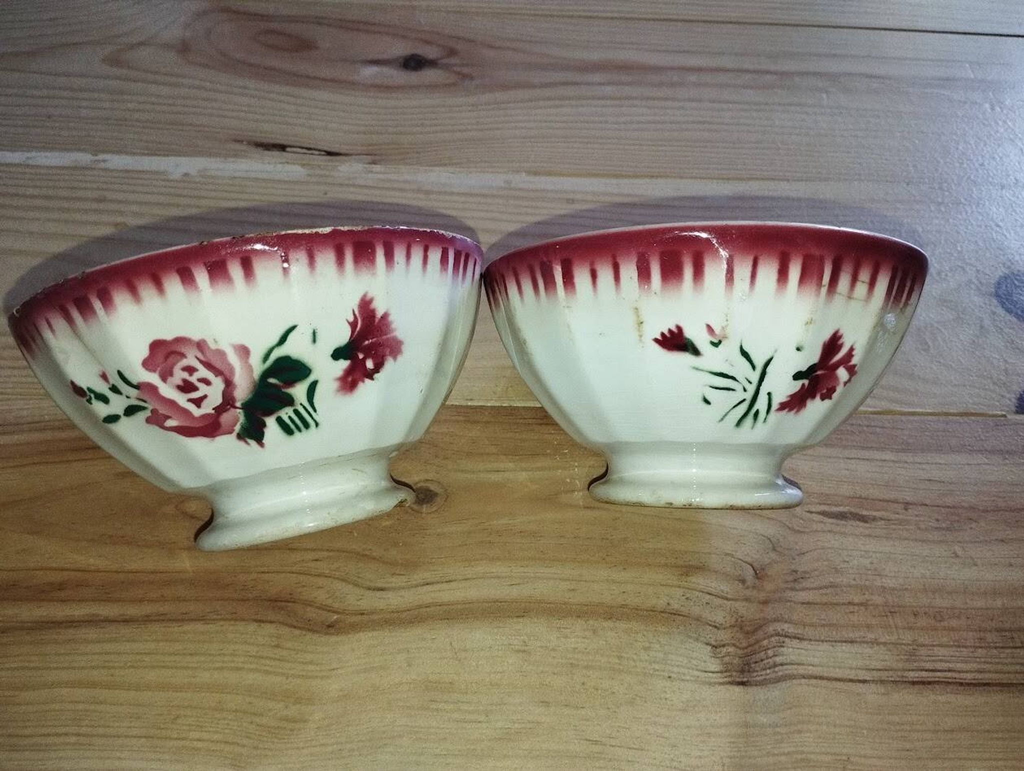 Bowls Faïencerie de Sarreguemines with rose decoration (the two red ones)
