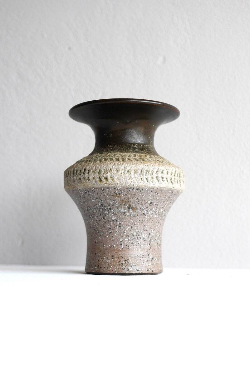 Brutalist ceramic vase in Scandinavian modernist style from the mid-century by Thomas Hellström for Nittsjö, Sweden.