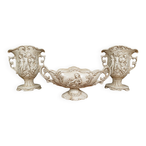 Garniture trois piéces en céramique à décor néo-classique – XXe siècle