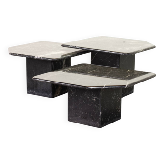 Trio italien de tables d'appoint en marbre noir de Carrare à angle oblique, années 1970.