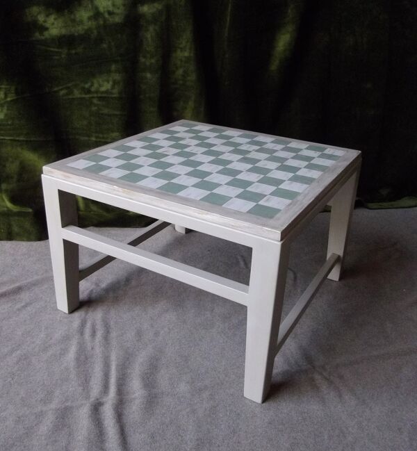 Table basse à damiers et ses deux tabourets