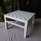 Checkered coffee table and two stools