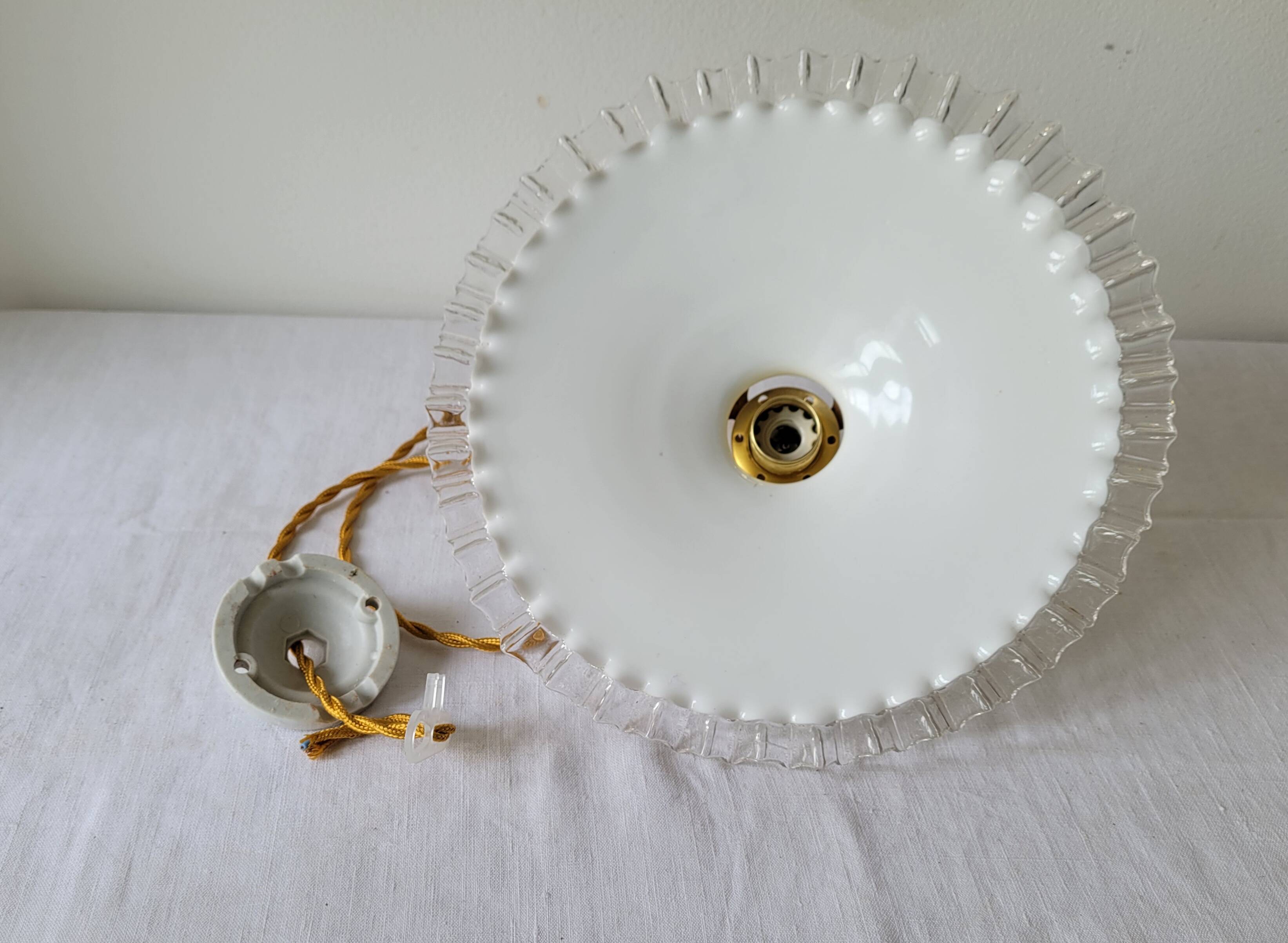 Pendant in serrated opaline