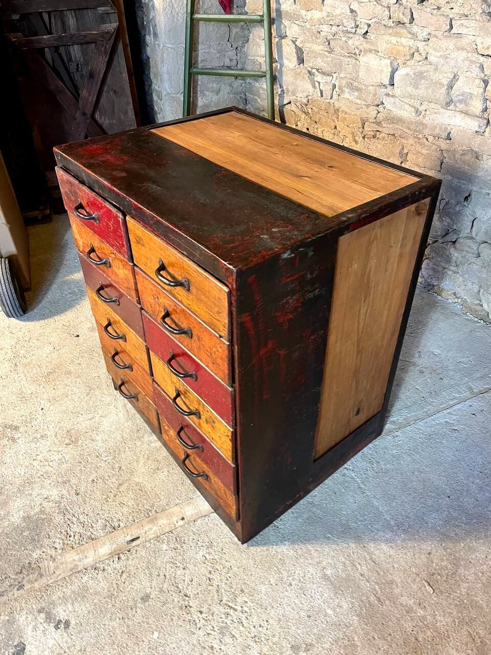 Workshop furniture with drawers