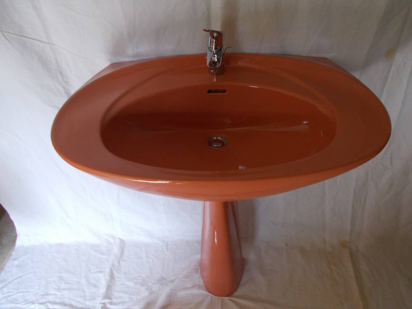 Lavabo vintage et sa tablette orange