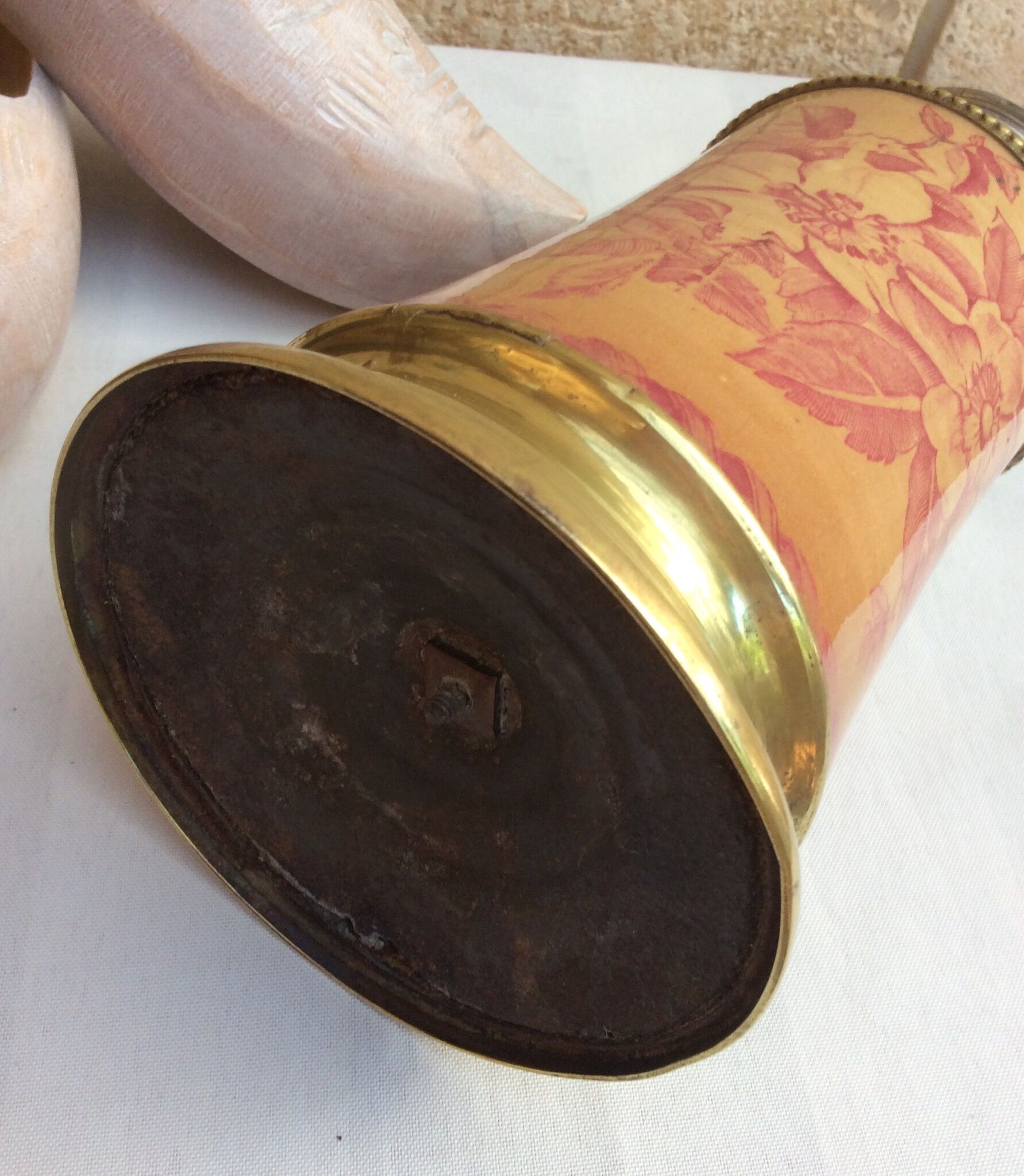 Oil lamp with ceramic body handle