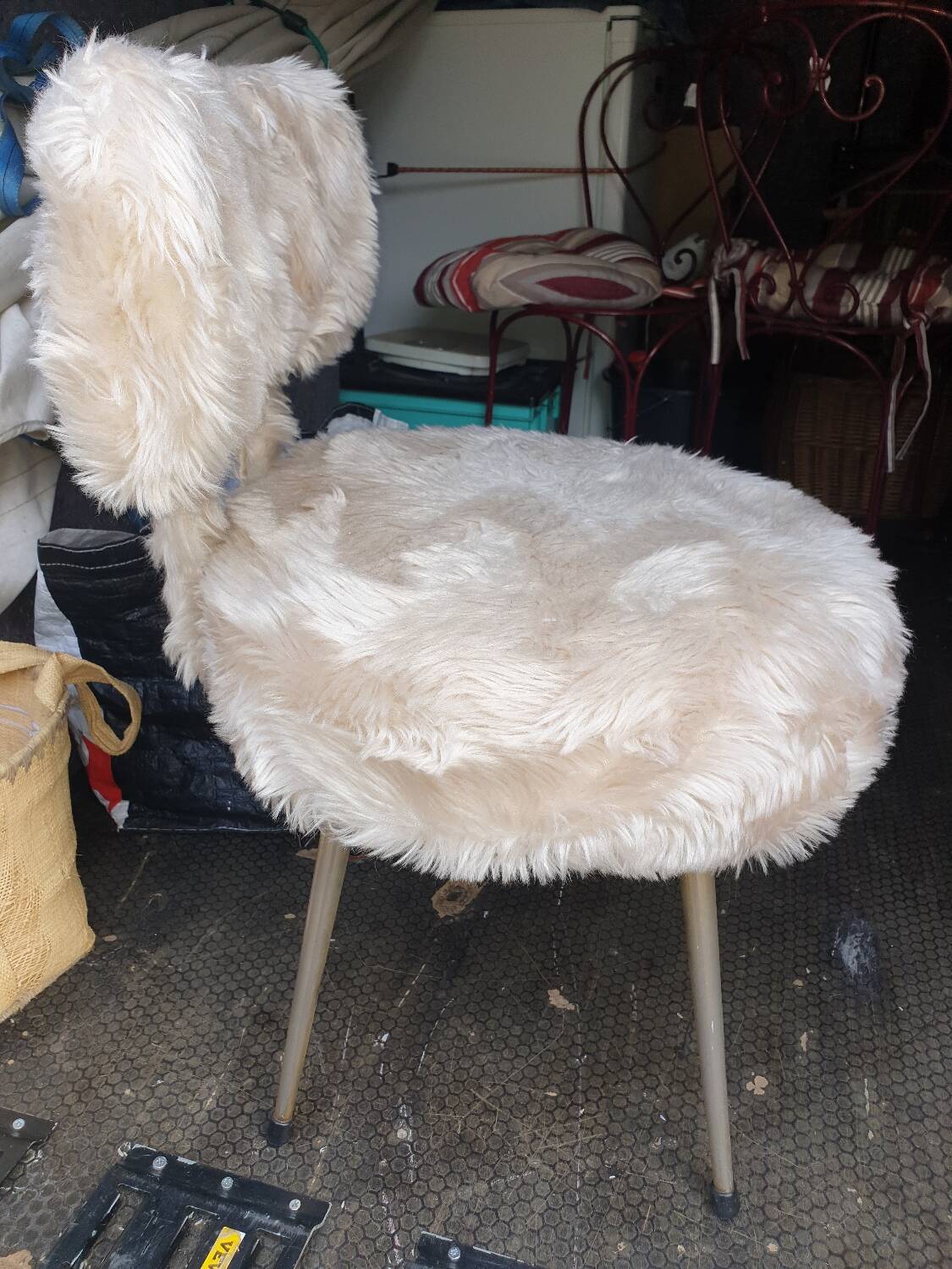 Chaise moumoute seventies blanc