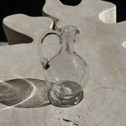 Carafe en verre à bec verseur et anse