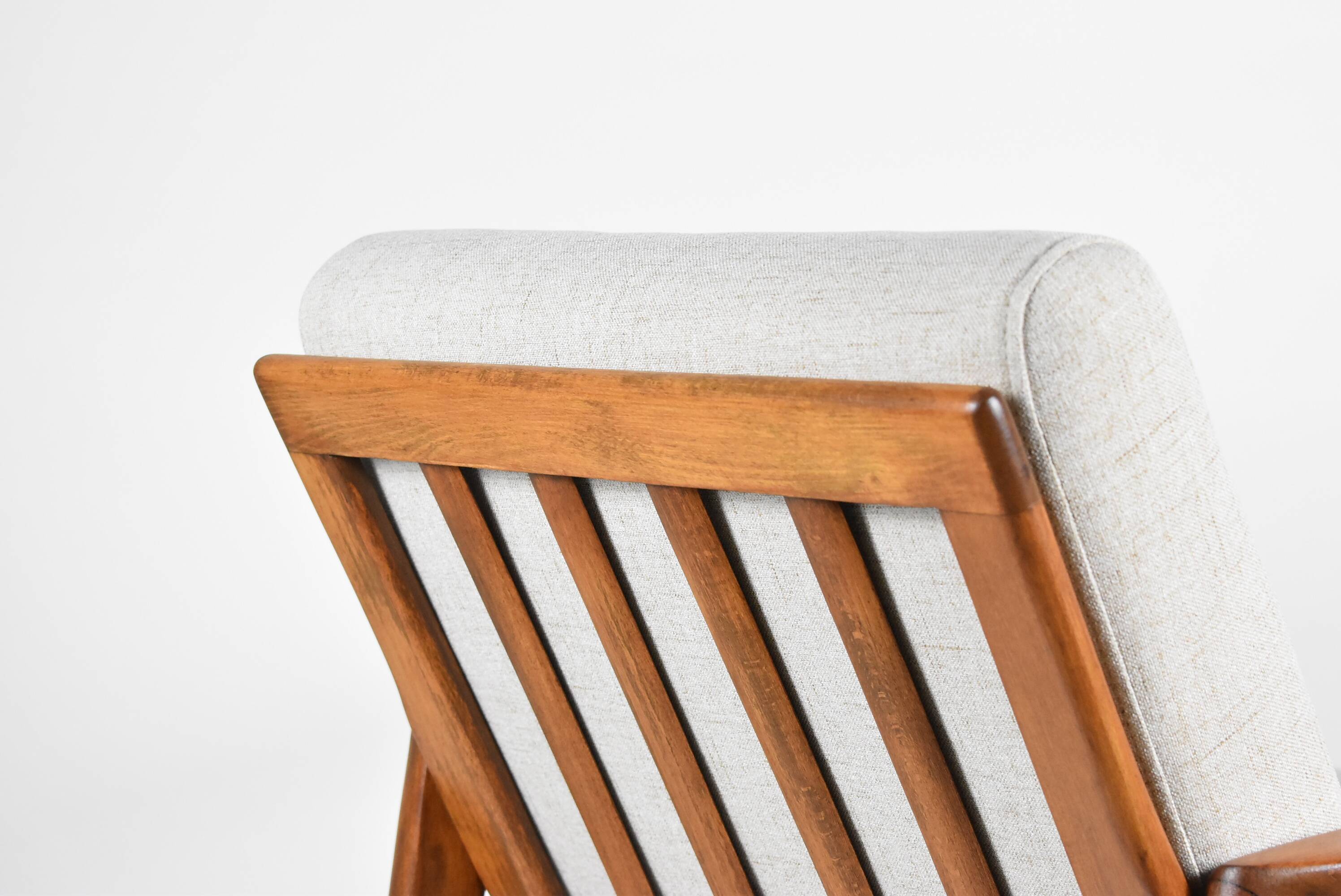 Fauteuil scandinave restauré avec repos-pieds, icône des années 60, tissu marron, teck