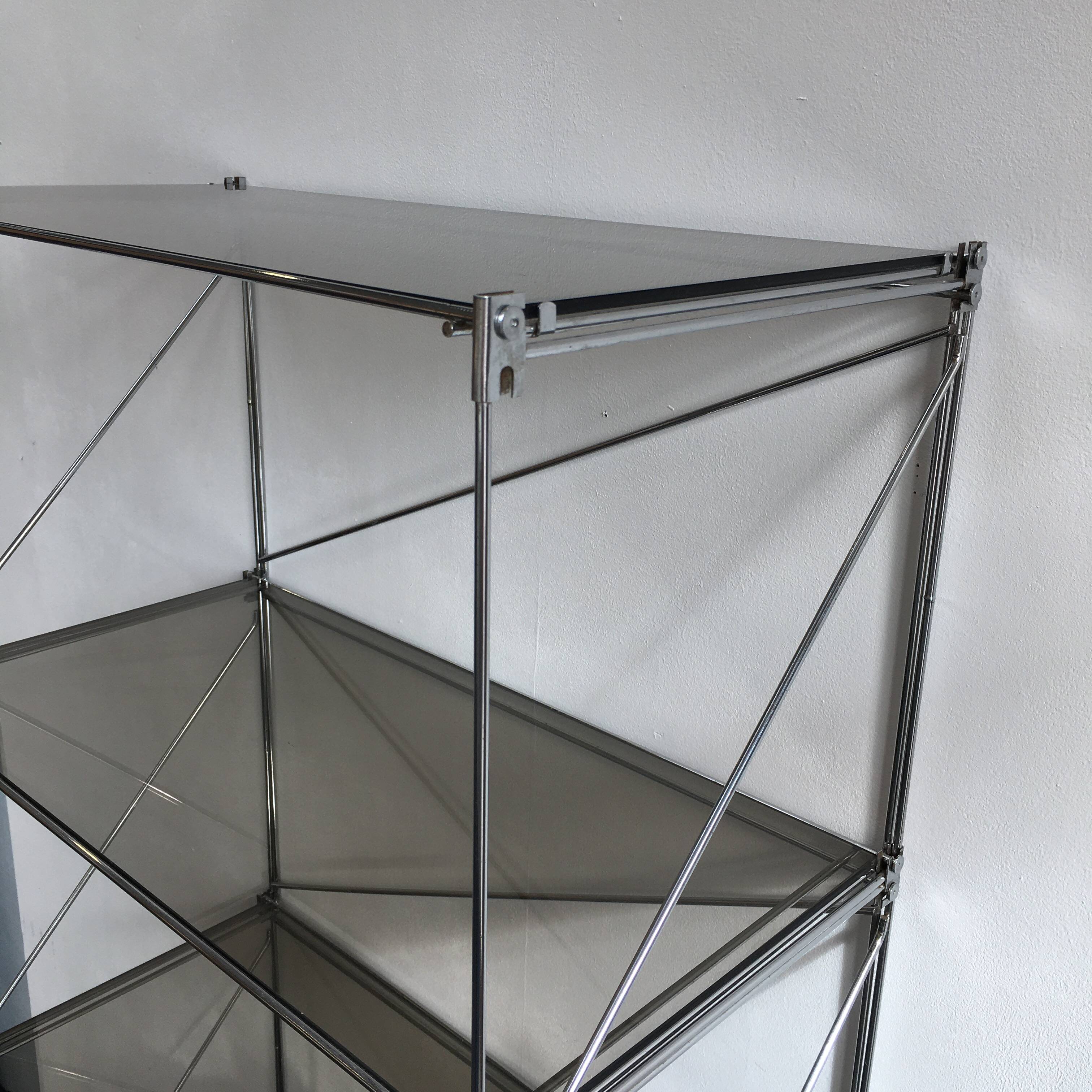 Étagère métal et verre fumé modèle Isocèle par Max Sauze