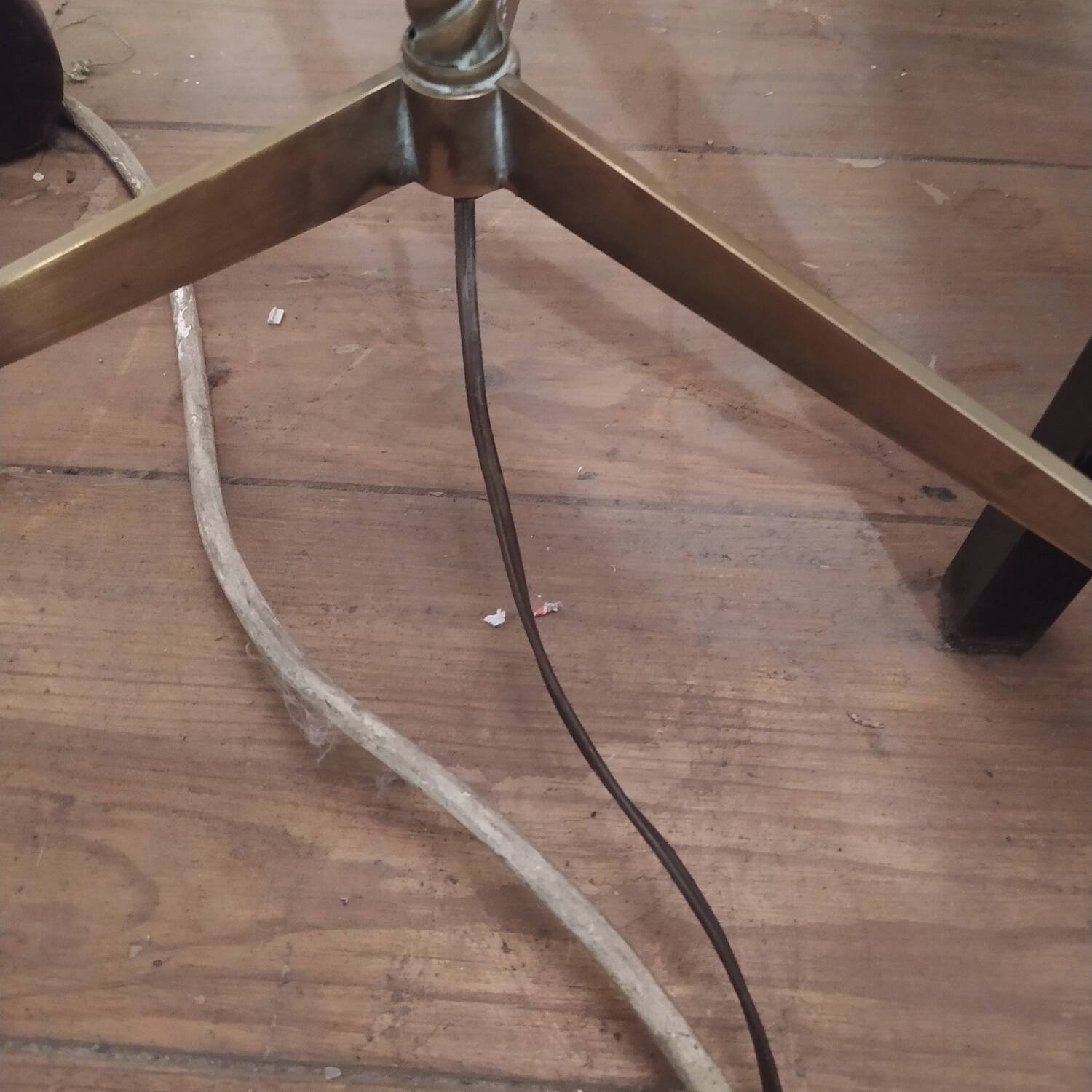 Vintage tripod floor lamp in golden brass twisted barrel