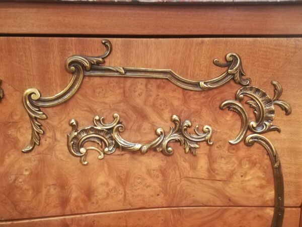 Commode galbée en loupe d'orme et bronze