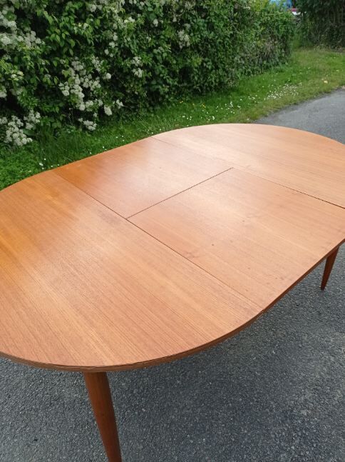 Vintage round table tapered feet