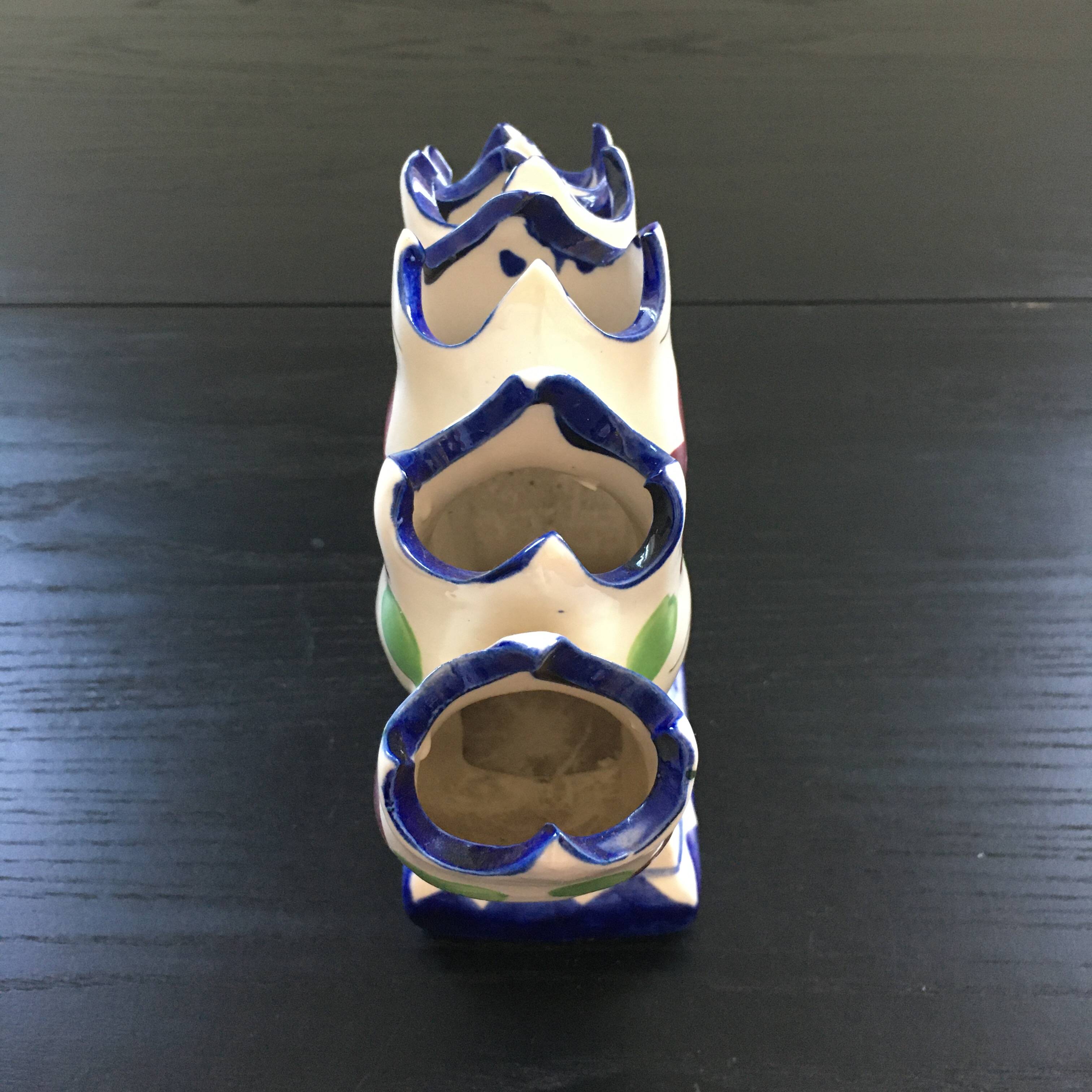 Fan vase with floral decoration