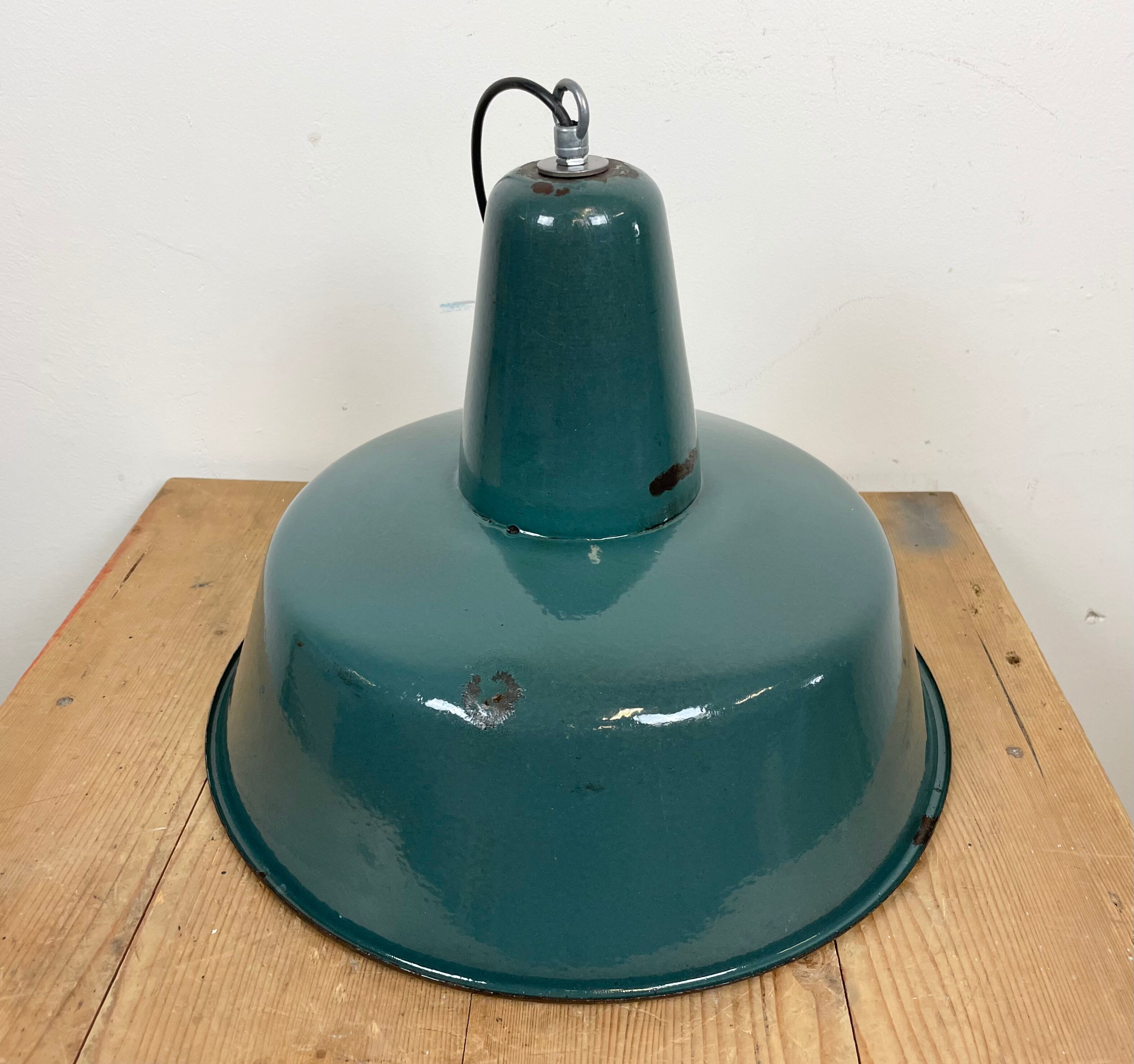 Lampe d'usine industrielle en émail vert, années 1960