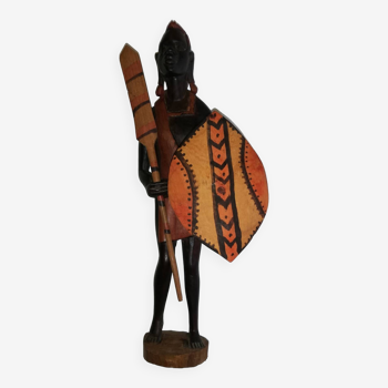 Guerrier de la tribu africaine avec bouclier et lance