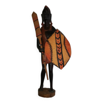 Guerrier de la tribu africaine avec bouclier et lance