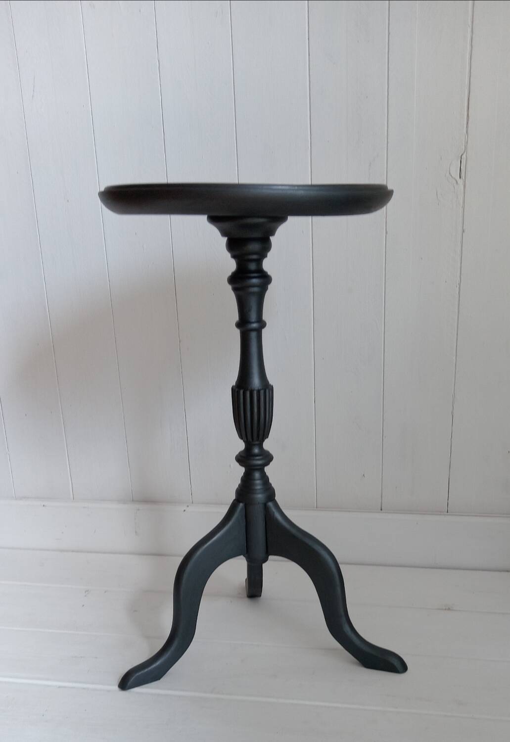 Pedestal table
