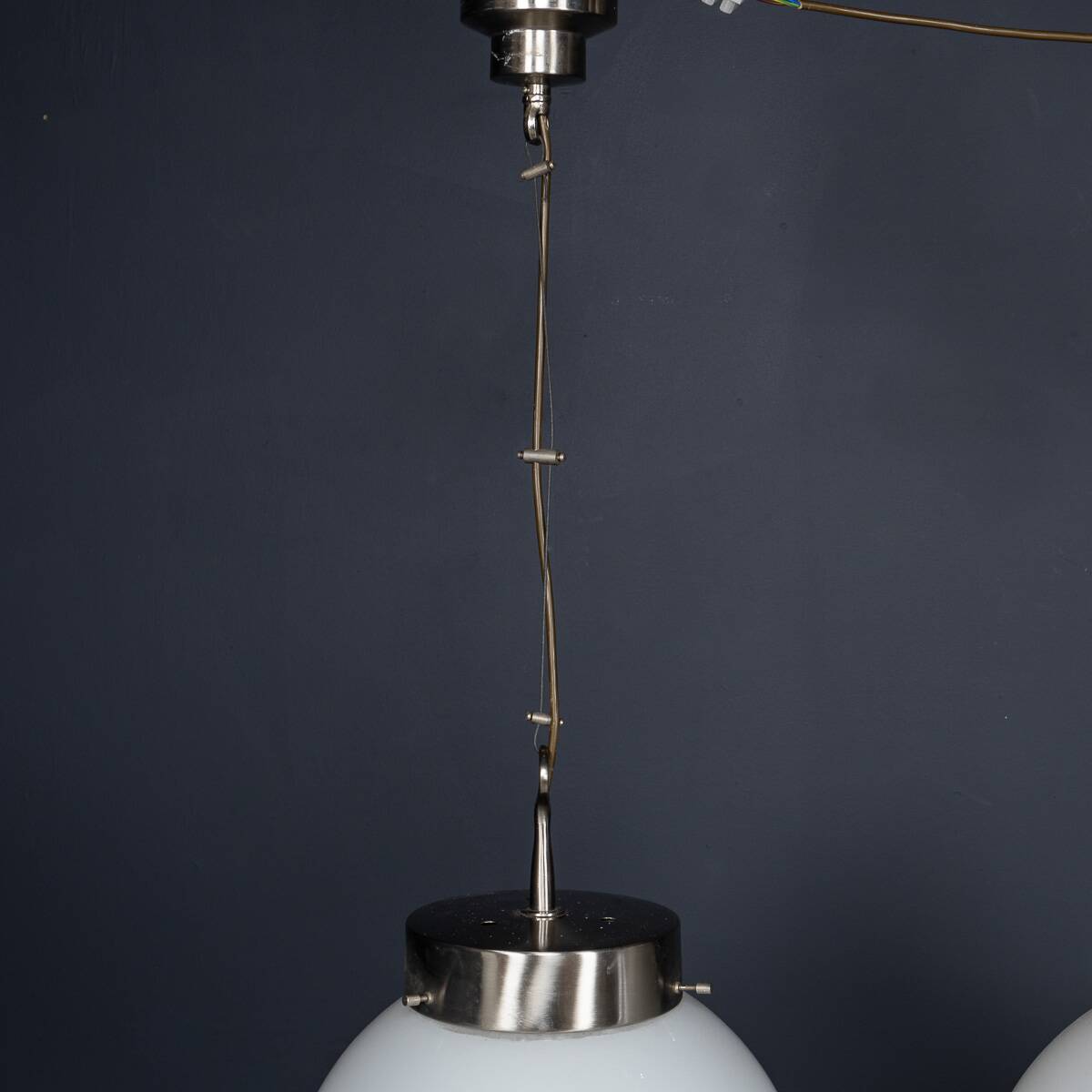 Paire de suspensions en opaline "Delta" italienne des années 1960 par Sergio Mazza.