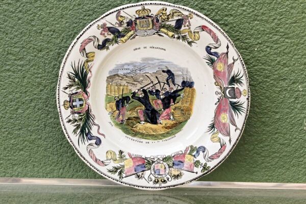 Suite de 10 assiettes Creil & Montereau, Siège de Sebastopol, faïence fine