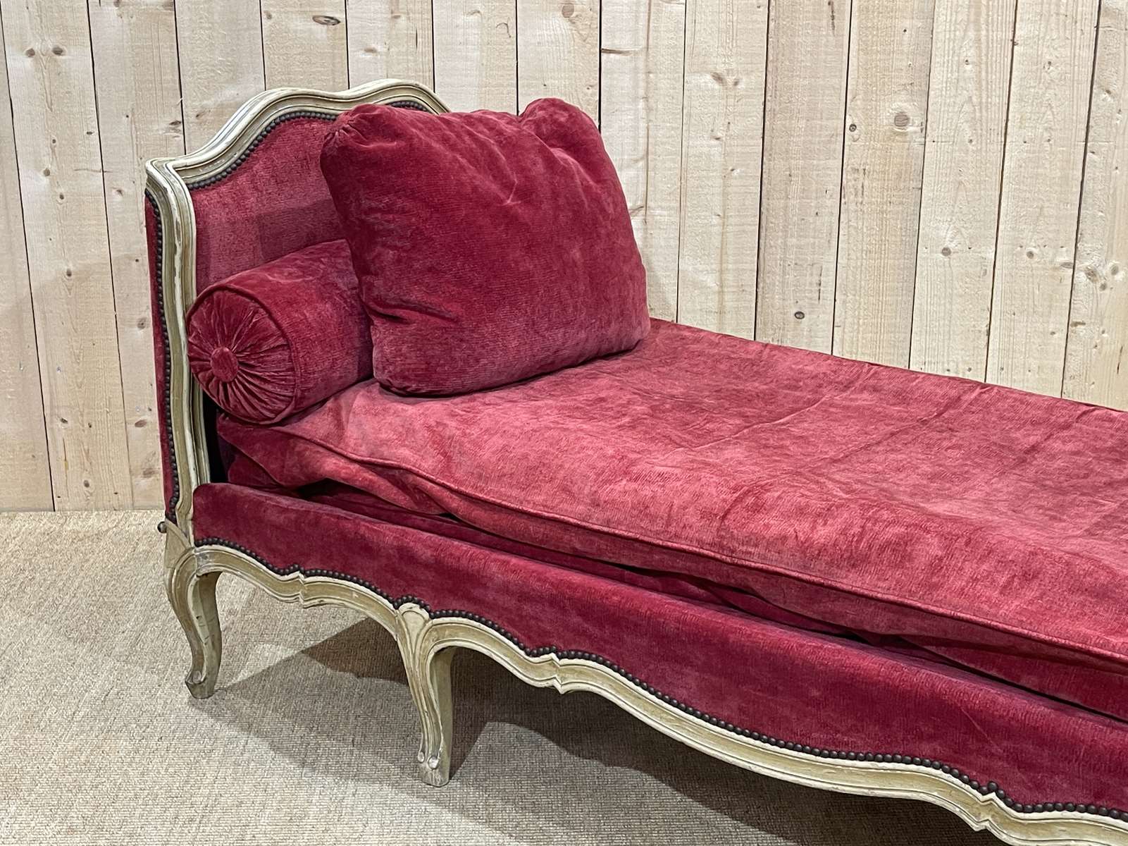 Louis XV style daybed in painted wood and covered with a red velvet