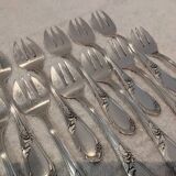 12 silver-plated oyster forks with rocaille ribbon decoration, 13.7 cm