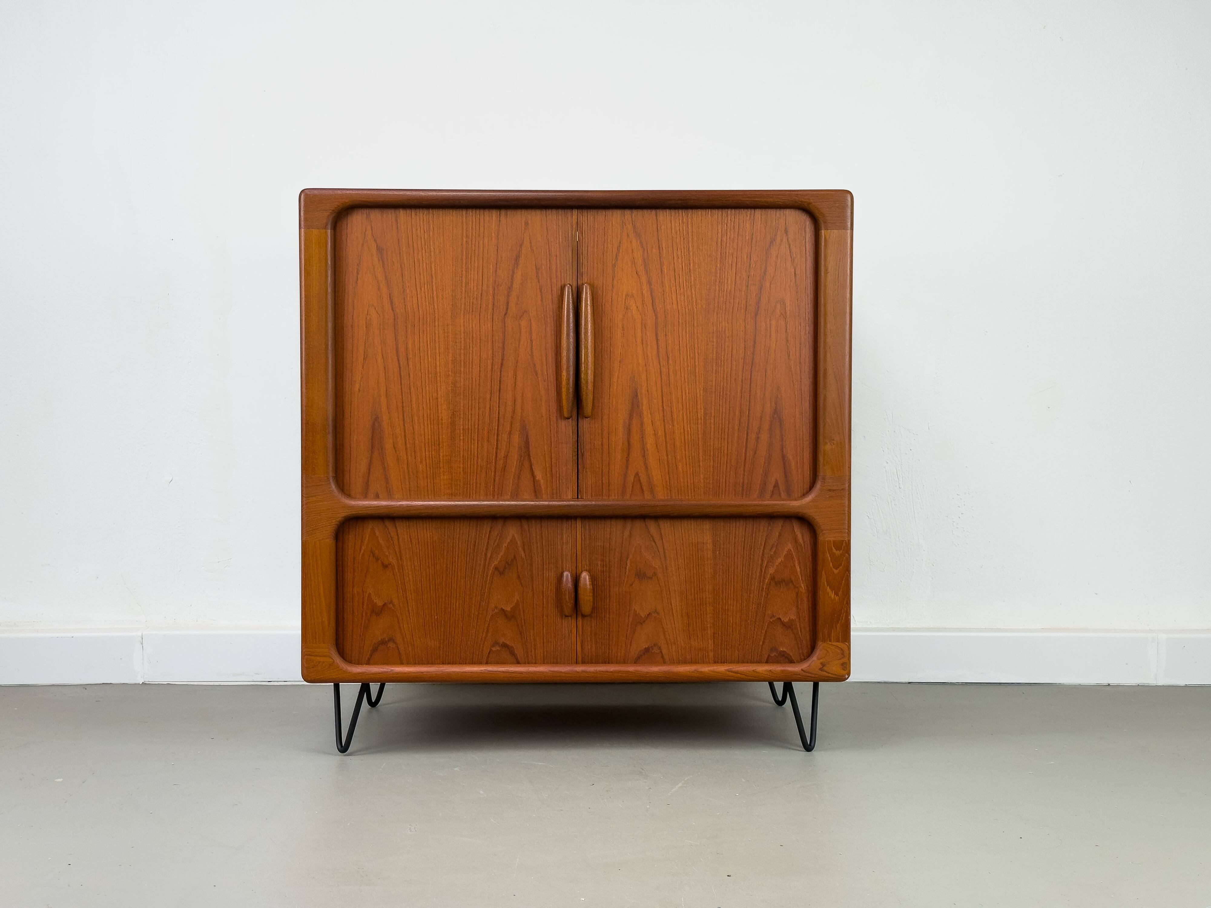 Buffet Hi-Fi danois en teck avec portes à tambour de Dyrlund, années 1970