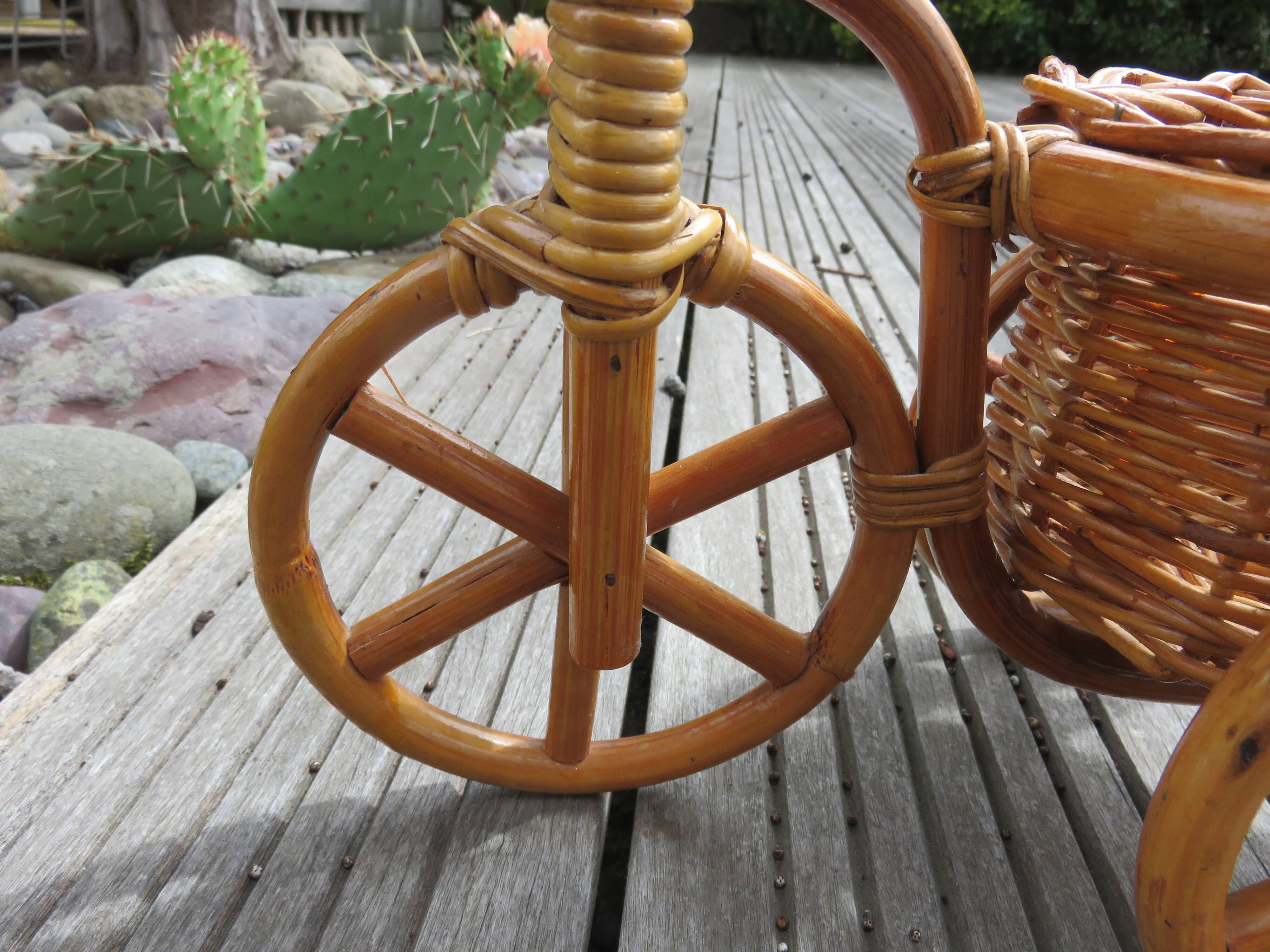 Cache pot en rotin et bambou tricycle vélo années 60 70