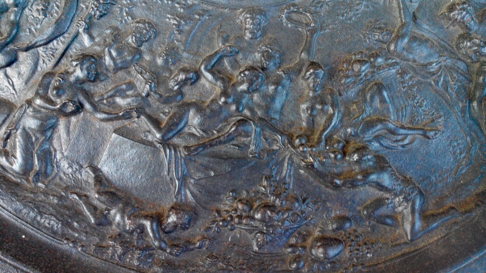 cast iron dish decorated in the antique XIX th -FONTE SOMMEVOIRE