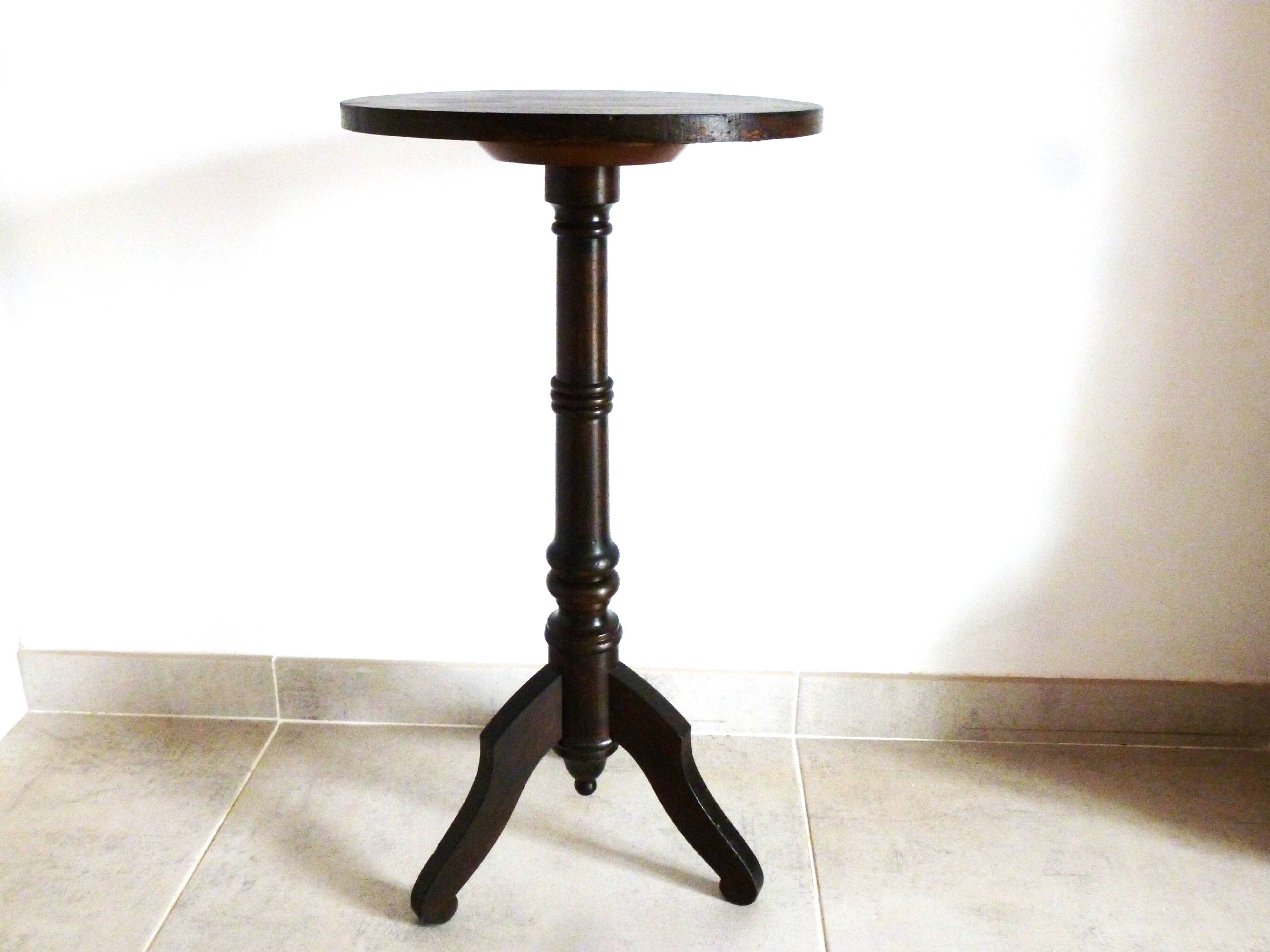Salon table, plant stand table, plant support table.