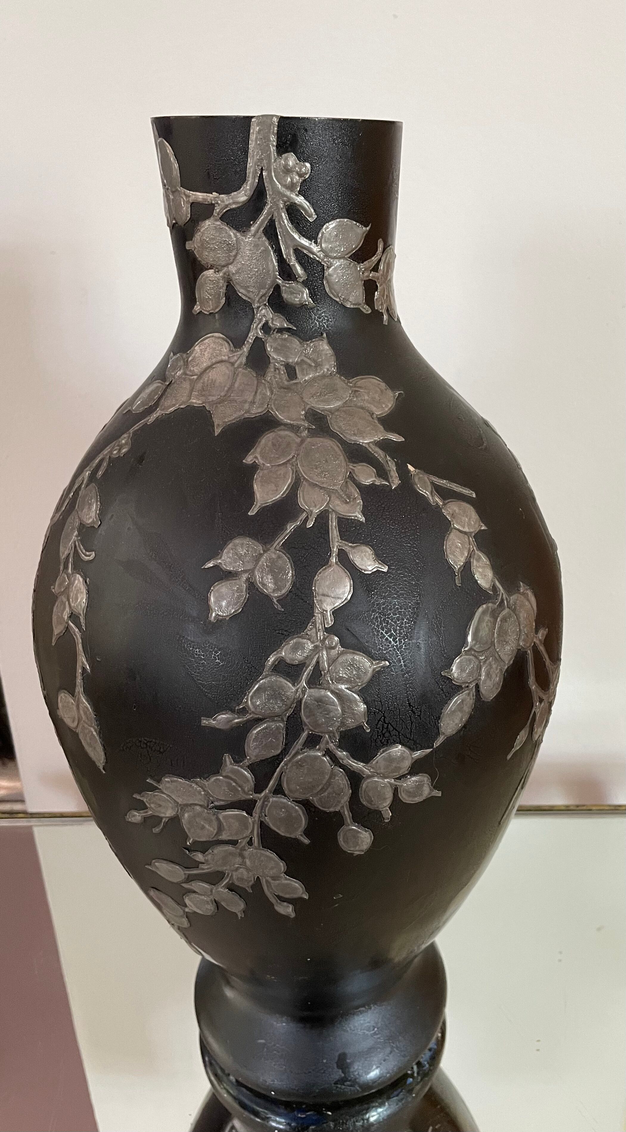 Vase vintage  en verre noir et étain